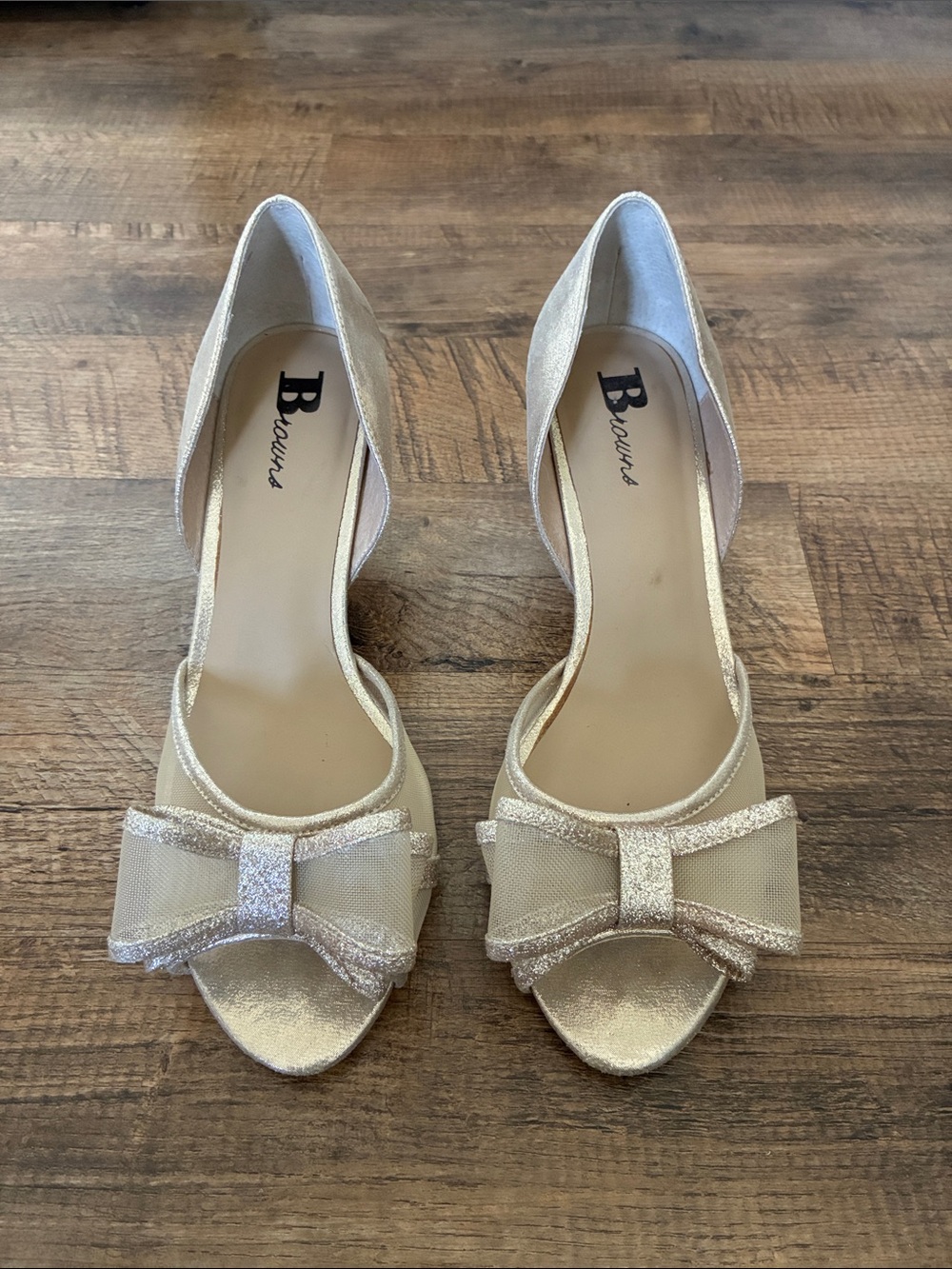 Browns Shoes Women's Gold Bow Peep-Toe Heels